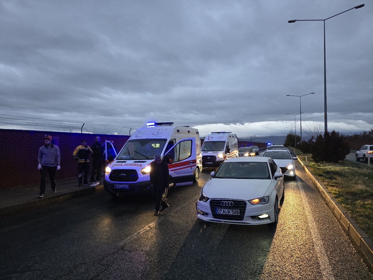 Bingöl'de çarpışan iki otomobildeki 6 kişi yaralandı