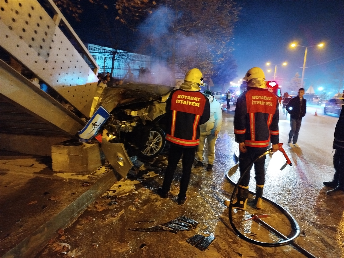 Sinop'ta yaya üst geçidine çarpan otomobildeki 4 kişi yaralandı
