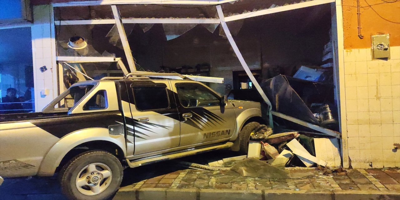 Ödemiş’te kontrolden çıkan pikap tüp bayisi deposuna girdi.