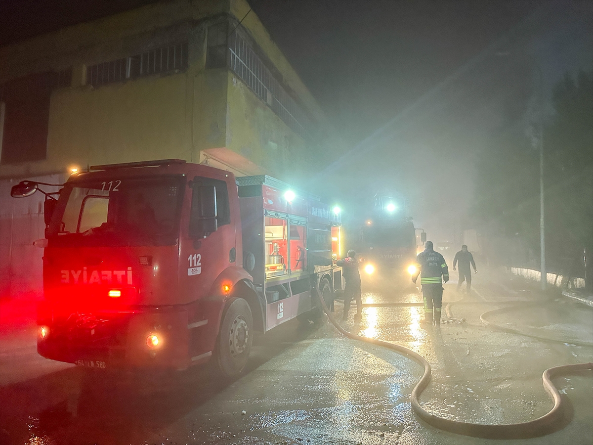 Uşak'ta plastik poşet üretimi yapan fabrikada yangın çıktı