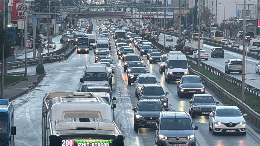 İstanbul'da sabah saatlerinde trafik yoğunluğu yüzde 72'ye kadar çıktı