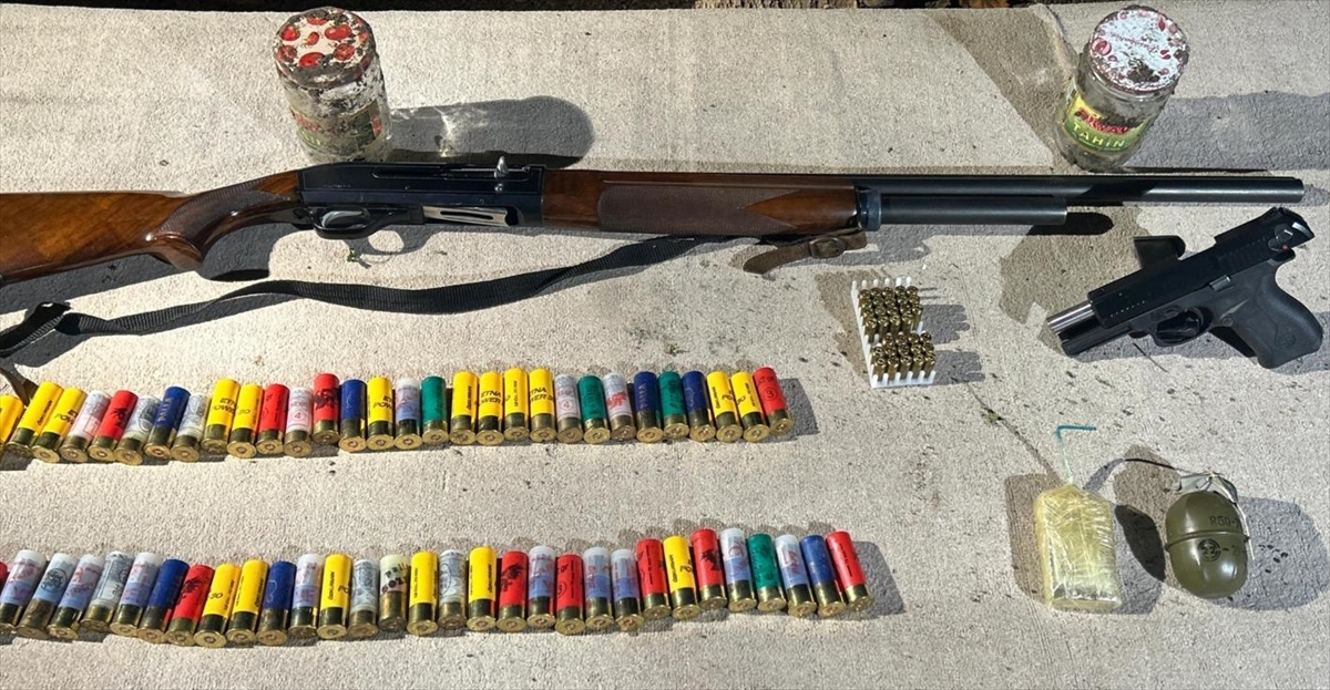 Adana'da evinde 2 silah, el bombası ve patlayıcı ele geçirilen zanlı tutuklandı