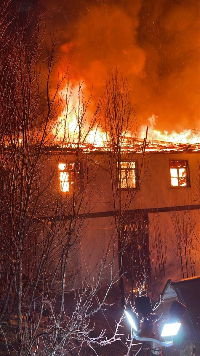 Çankırı'da çıkan yangında 2 ev kullanılamaz hale geldi