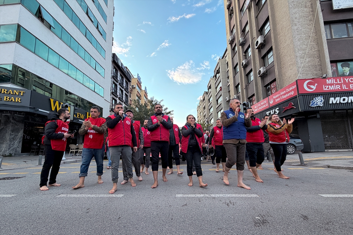 İzmir Büyükşehir Belediyesi işçilerinden çıplak ayaklı eylem