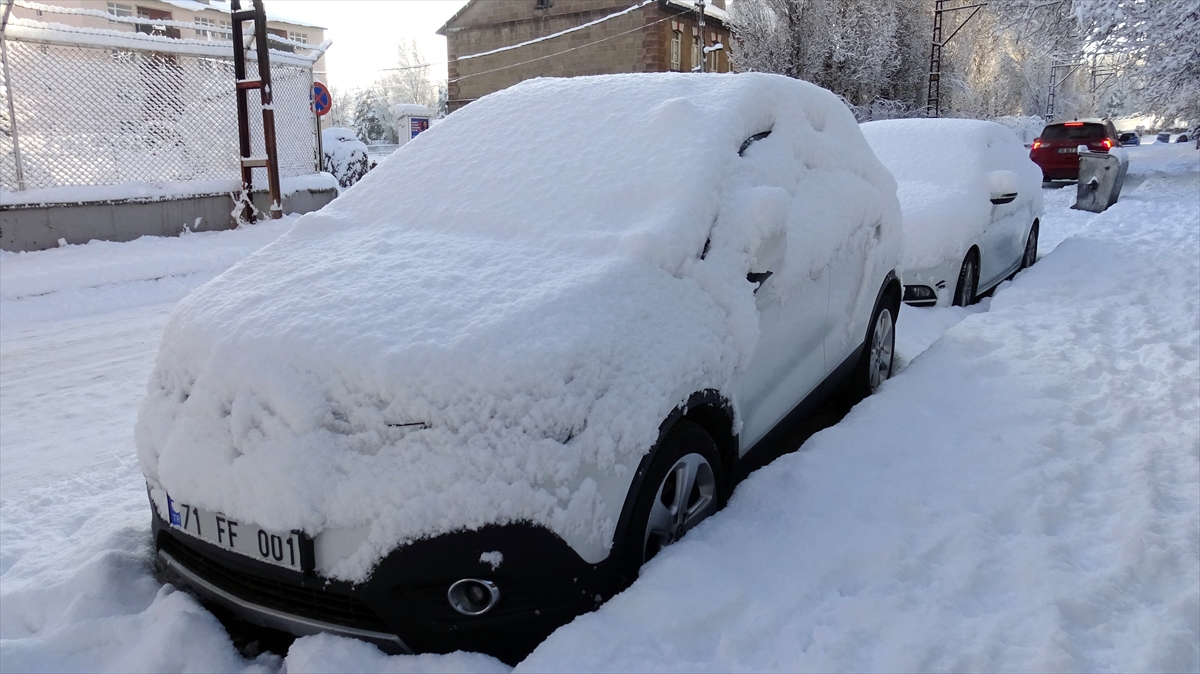 Kars'ta şehir merkezi, Ardahan'da ise yüksek kesimler karla kaplandı