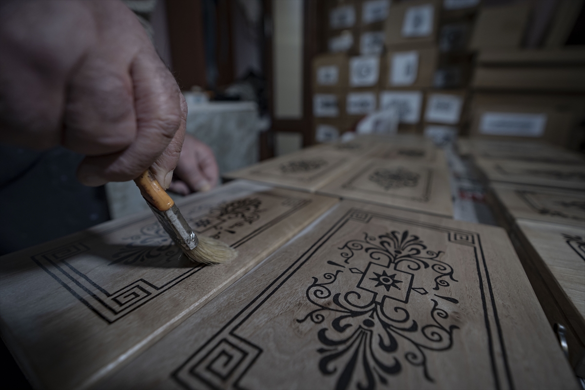 Emekli hekim Oltu taşı tozuyla ahşap oymacılığına yeni bir soluk getiriyor