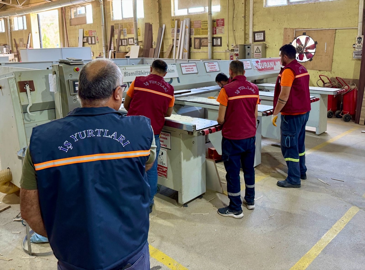 Adliyelerin mobilyaları hükümlülerce üretiliyor