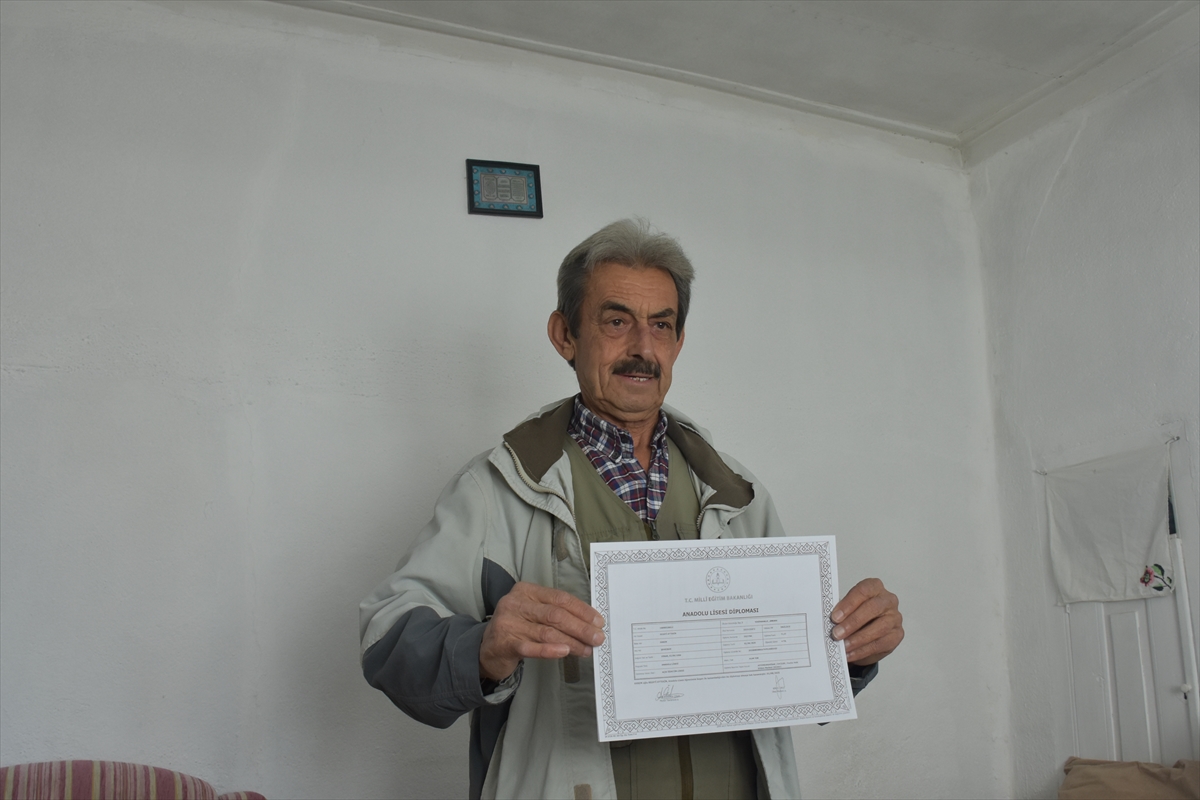 Liseyi 70 yaşında bitiren emekli, üniversite sınavına hazırlanıyor