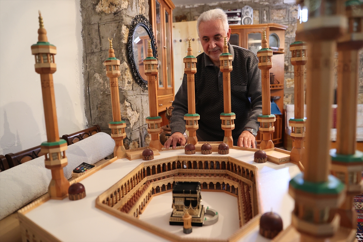 Emekli öğretmen atık malzemelerden maket ve ahşap eşya yapıyor