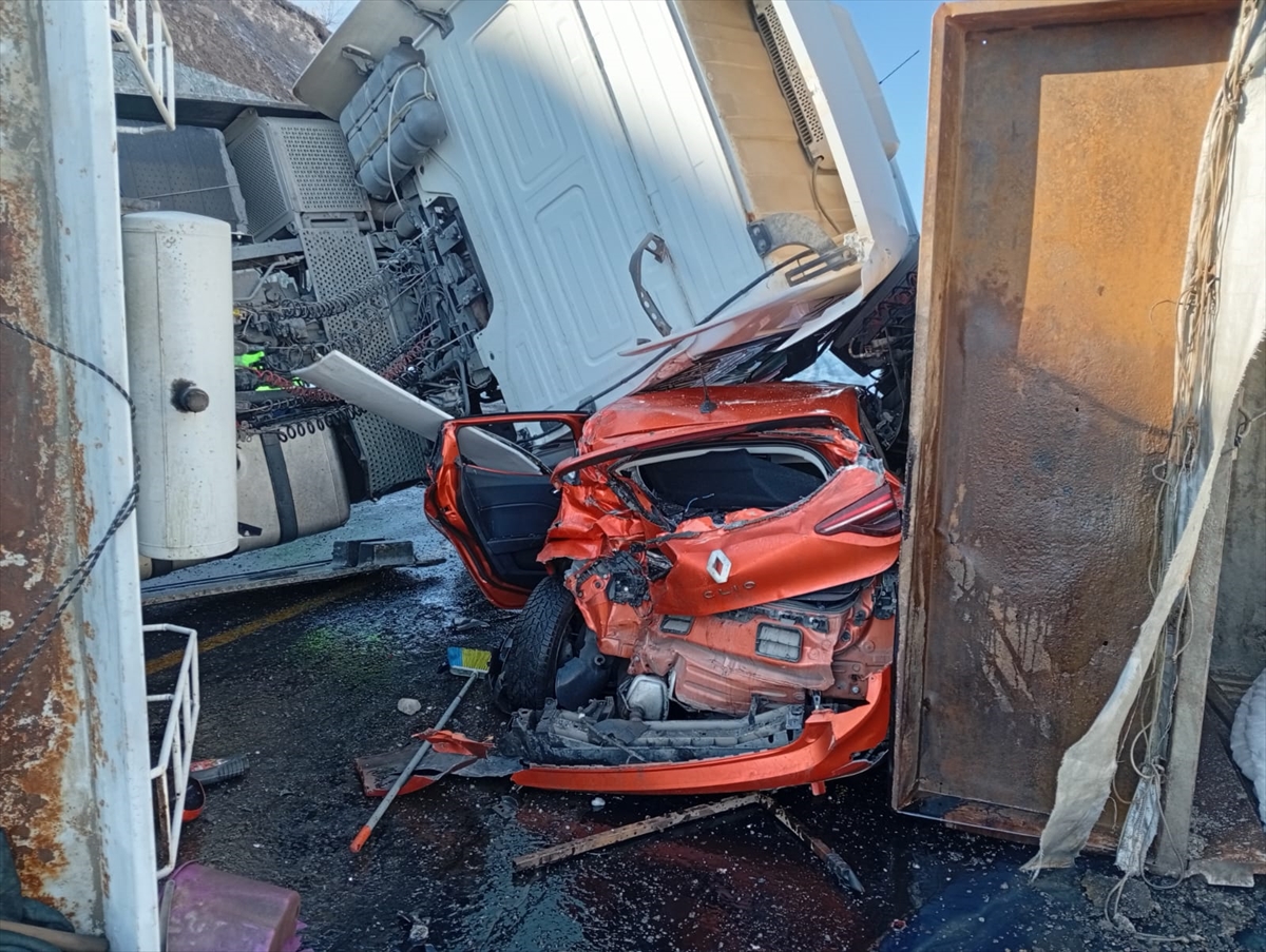 Ardahan'da iki tır ve otomobil çarpıştı