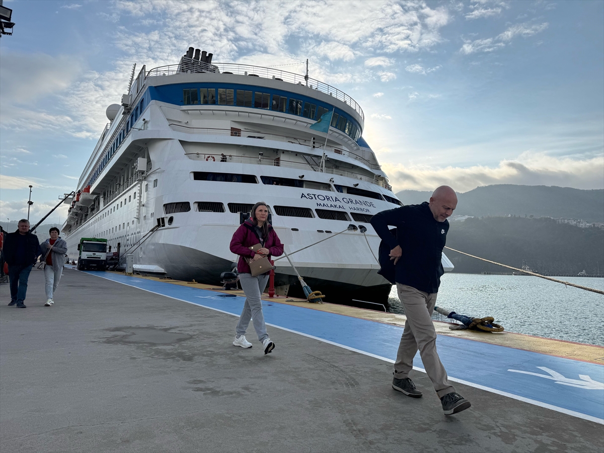 "Astoria Grande" kruvaziyeri, yılın son seferinde Rusya'dan 611 yolcusuyla Amasra'ya geldi