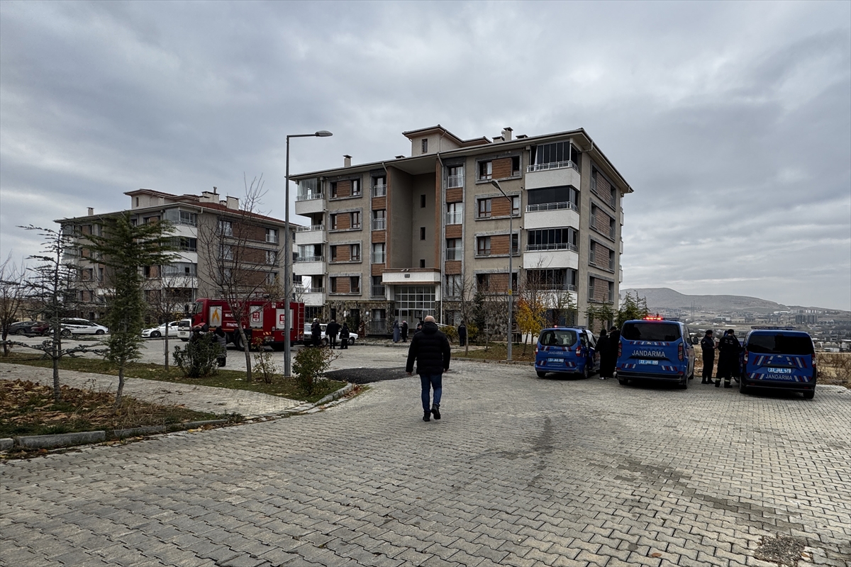 Elazığ'da apartman dairesinde çıkan yangında 9 kişi dumandan etkilendi