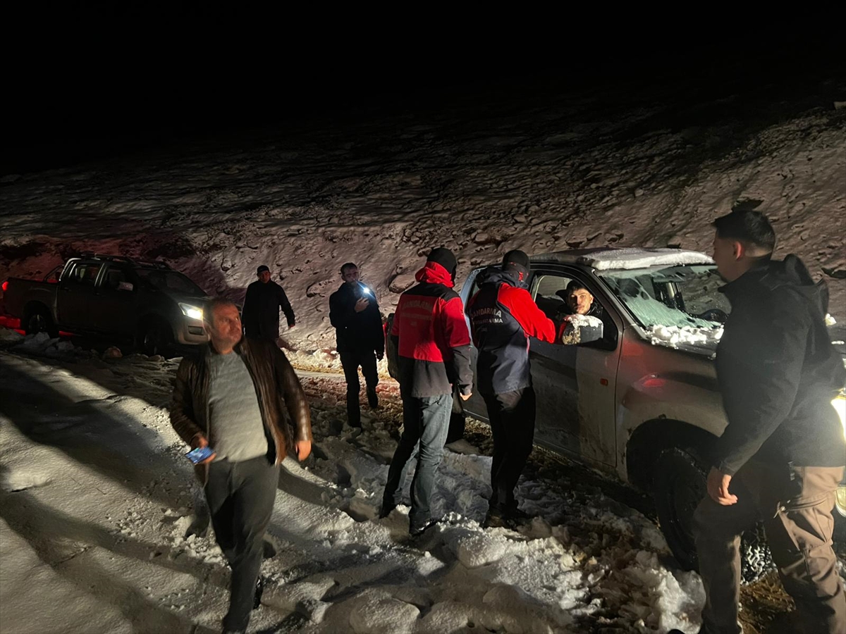 Erzincan'da karda mahsur kalan 4 kişiyi JAK ekipleri kurtardı