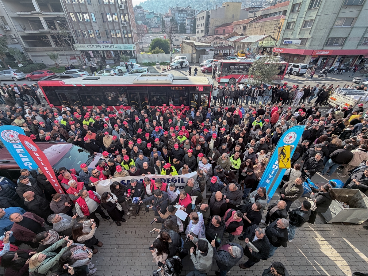 İzmir'de belediye iştiraki üç şirketin işçileri eylem yaptı