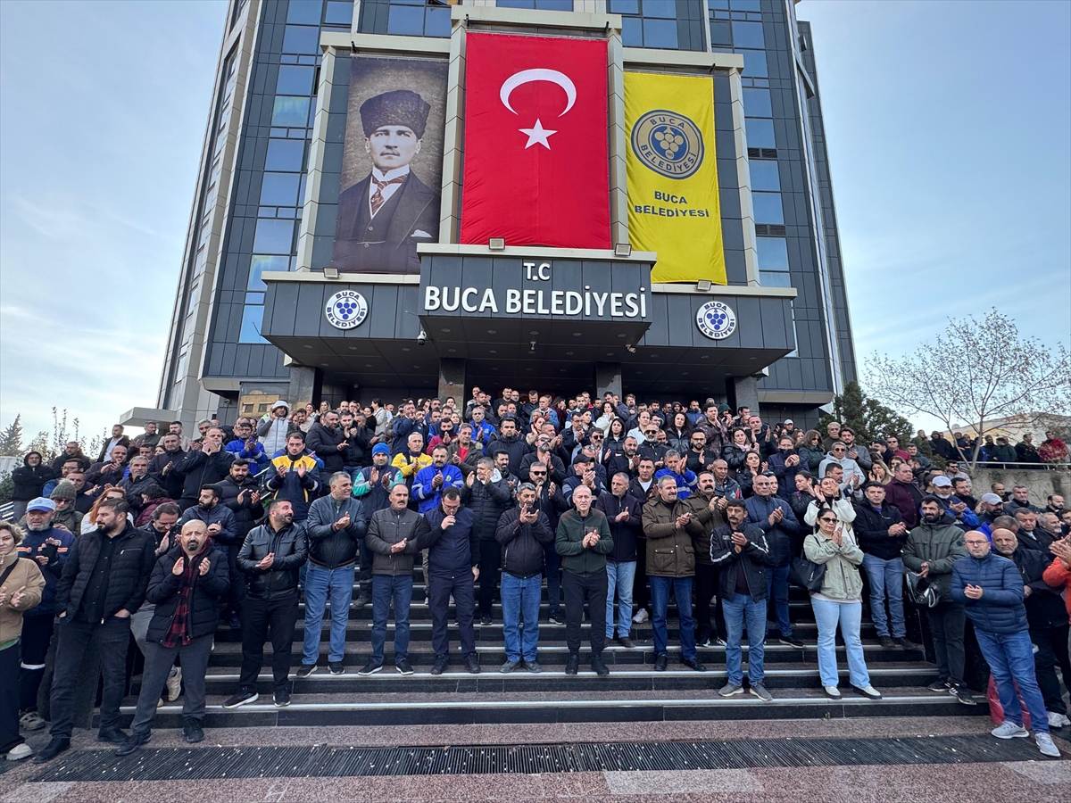 Buca Belediyesi işçileri ödenmeyen maaşlar nedeniyle iş bıraktı