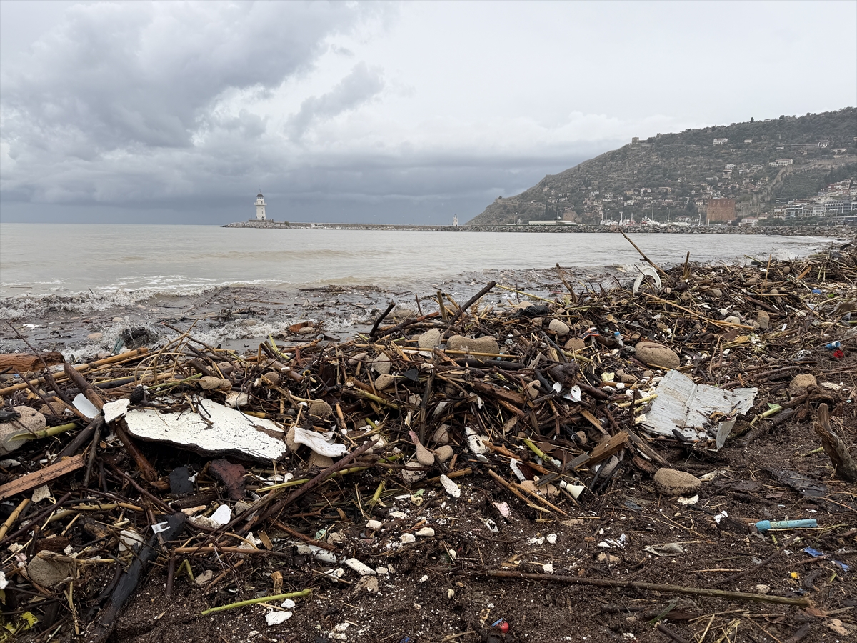 Alanya'da yağış hayatı olumsuz etkiledi