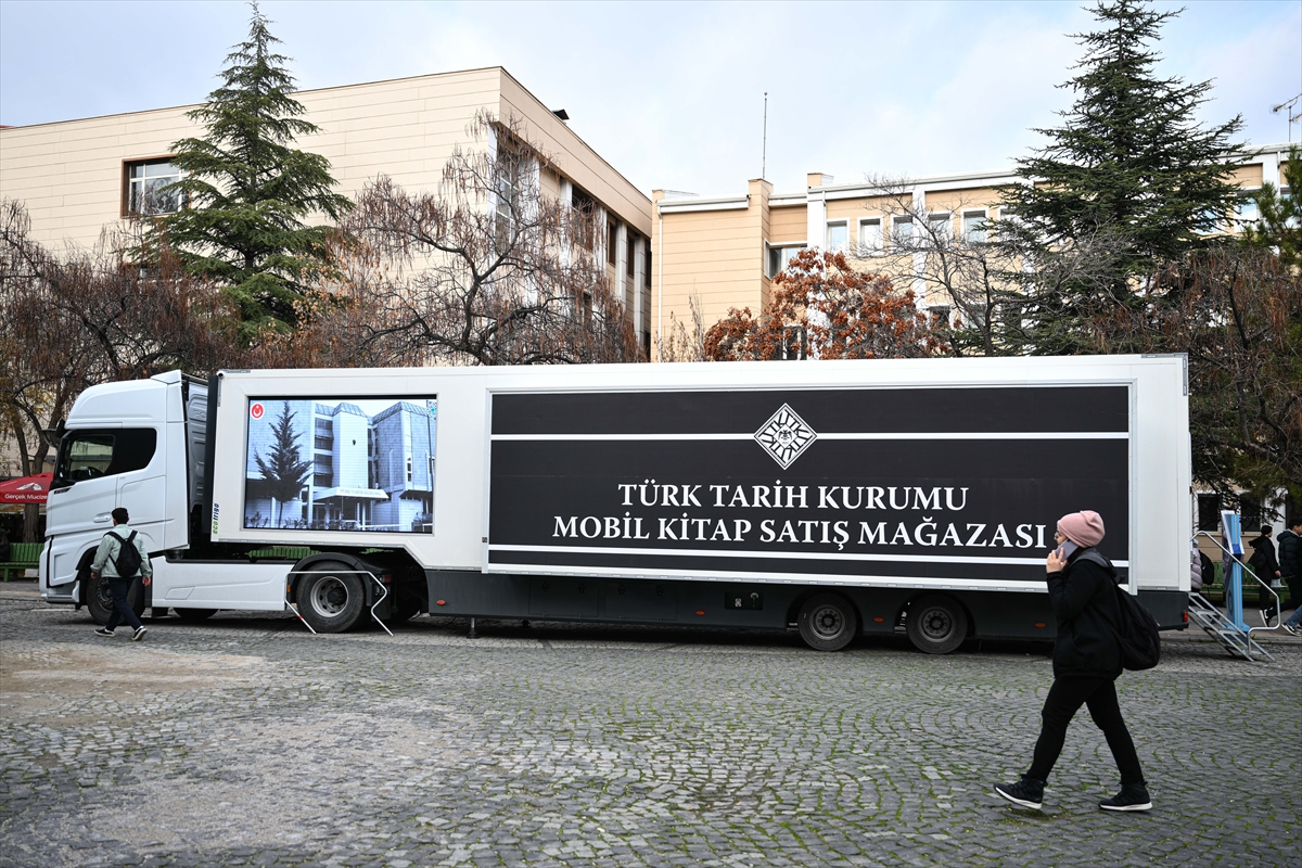 TTK'nın mobil kitap satış mağazası, Ankara'daki üniversite kampüslerinde öğrencilere kapılarını açtı