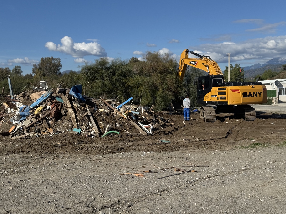 Fethiye sahilinde imara aykırı yapılar yıkılıyor