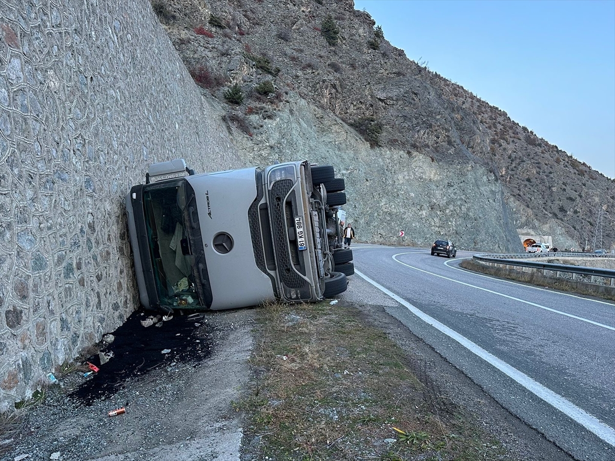 Artvin'de kömür yüklü tırın devrilmesi sonucu sürücü yaralandı