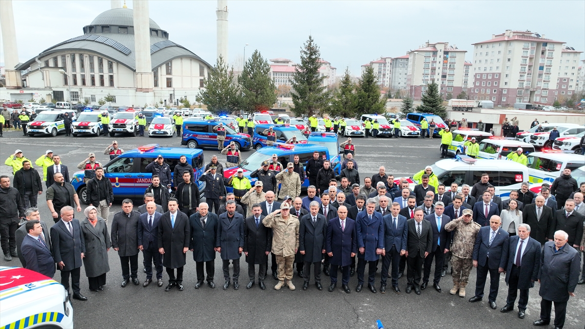 Ağrı'da emniyet ve jandarma teşkilatına teslim edilen 85 araç hizmete girdi
