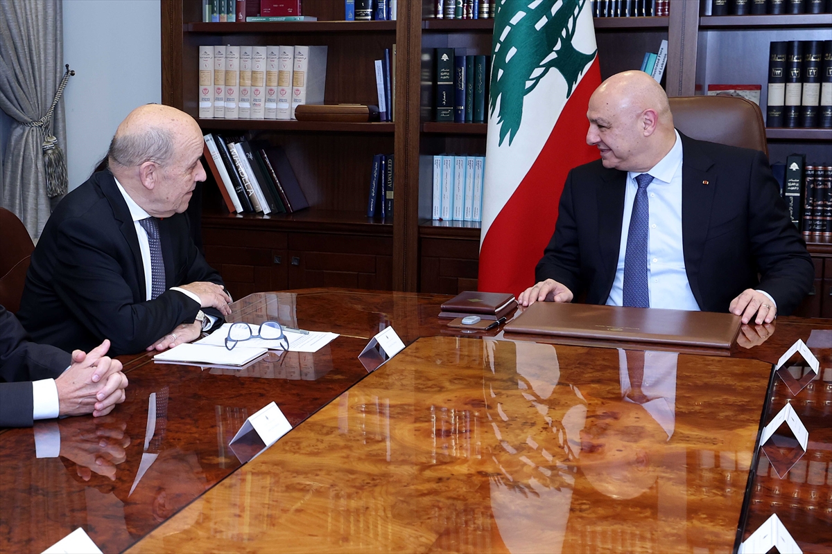Lübnan Cumhurbaşkanı Avn, Macron'un Özel Temsilcisi Le Drian'ı kabul etti