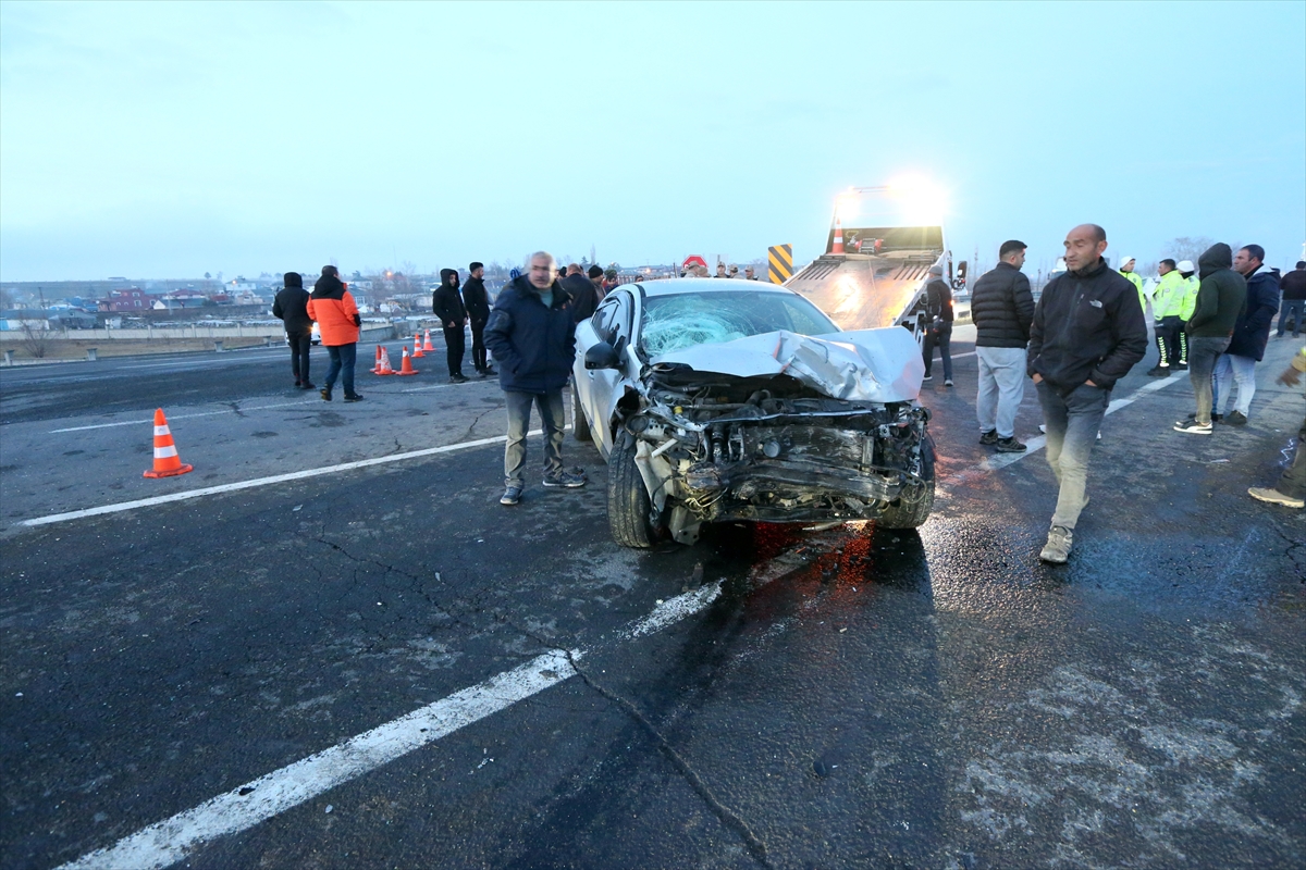 Kars'ta iki otomobilin çarpışması sonucu 6 kişi yaralandı