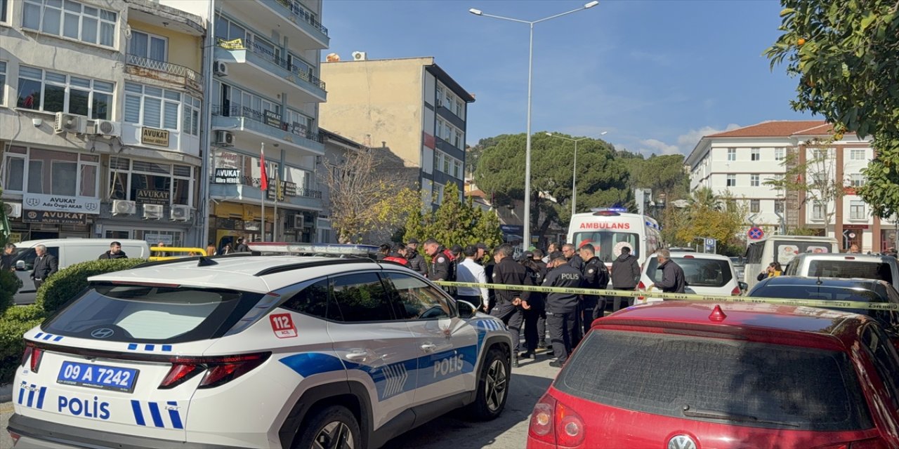 Aydın’da boşanma aşamasındaki eşini sokak ortasında bıçaklayan koca polis tarafından gözaltına alındı