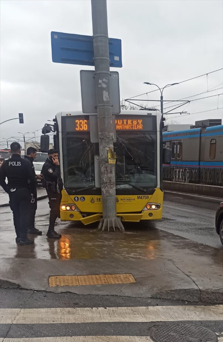 Sultangazi'de İETT otobüsü kayganlaşan yolda kaza yaptı