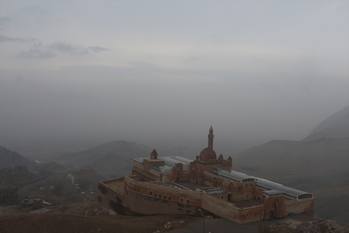 Ağrı'da İshak Paşa Sarayı'nın çevresi sisle kaplandı