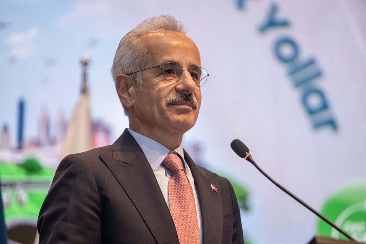 Bakan Uraloğlu, 9. Ulusal Asfalt Sempozyumu ve Sergisi'nde konuştu