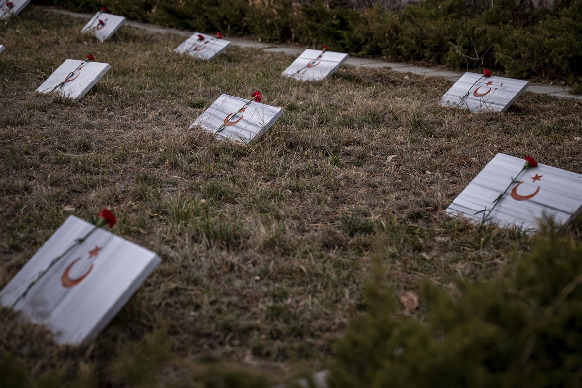 Erzurum'da 59 yıl önce yangında şehit olan 65 asker mezarları başında anıldı