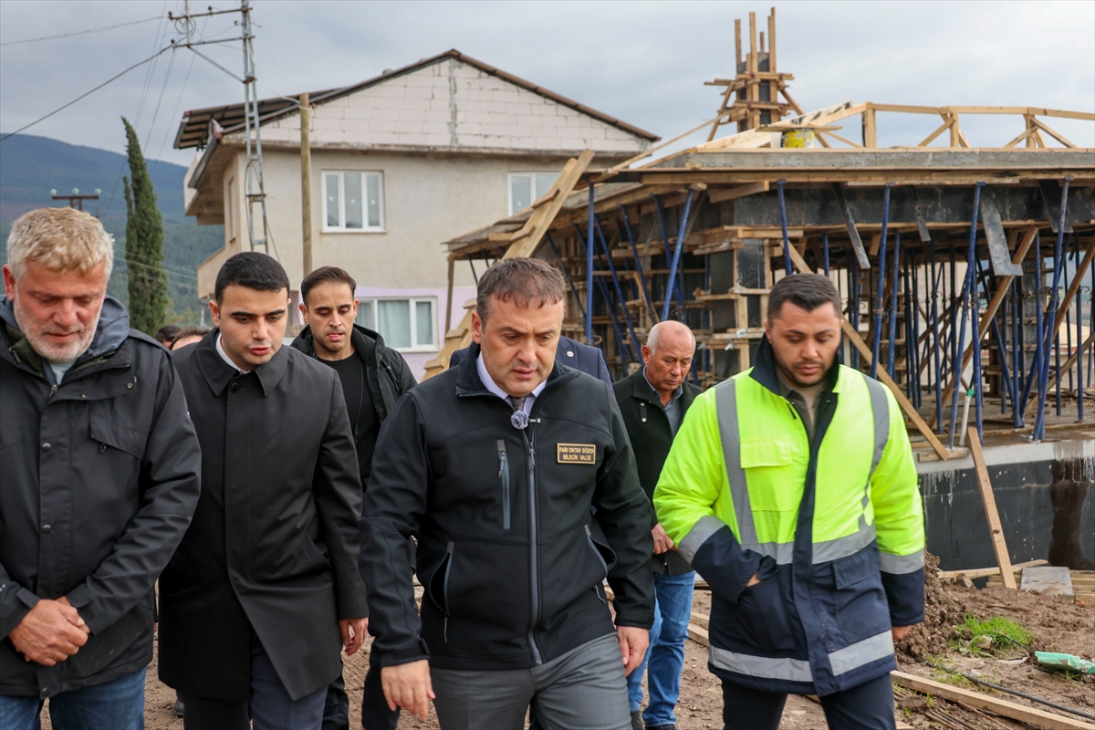 Bilecik'teki orman yangınında evleri zarar görenler için başlatılan konut inşaatları sürüyor