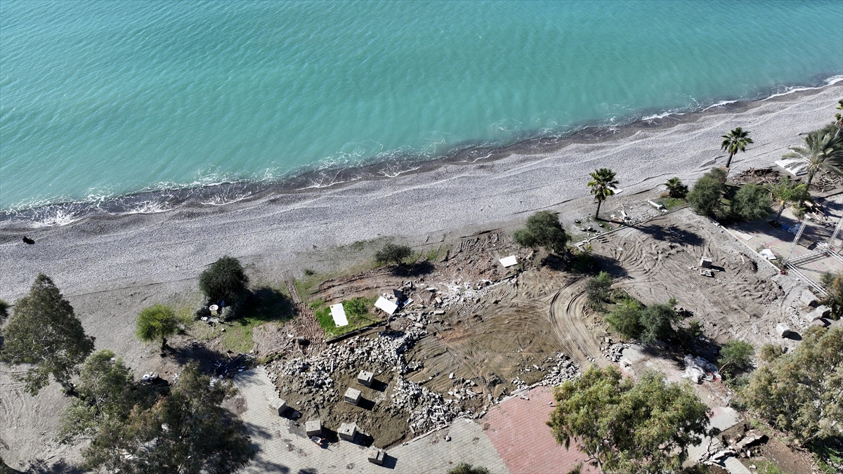 Fethiye sahilinde imara aykırı yapıların yıkımı sürüyor