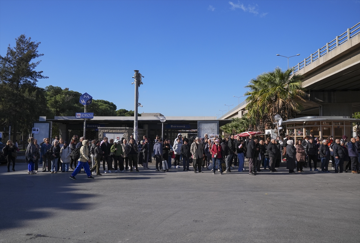 İzmir'de metronun raydan çıkması nedeniyle ulaşım aksadı