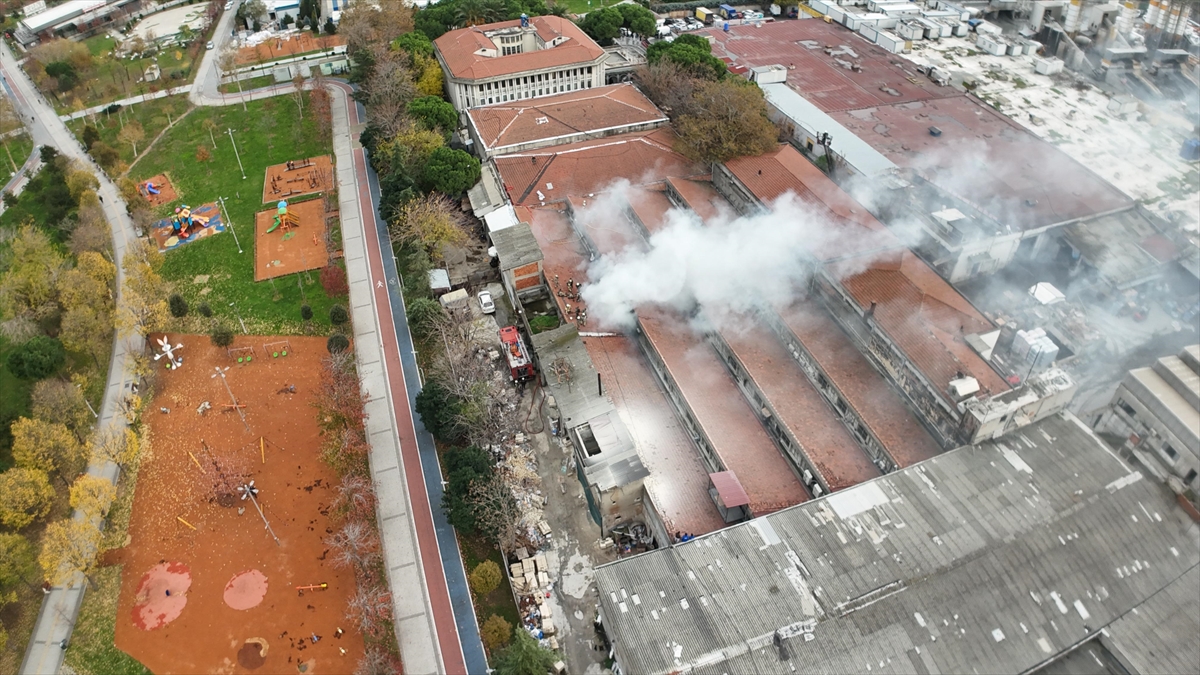 Bakırköy'de 2 katlı etiket fabrikasında çıkan yangın söndürüldü