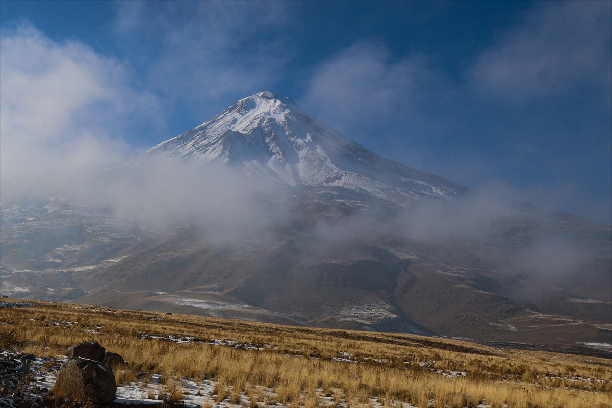 Ağrı Dağı kar ve sis altında