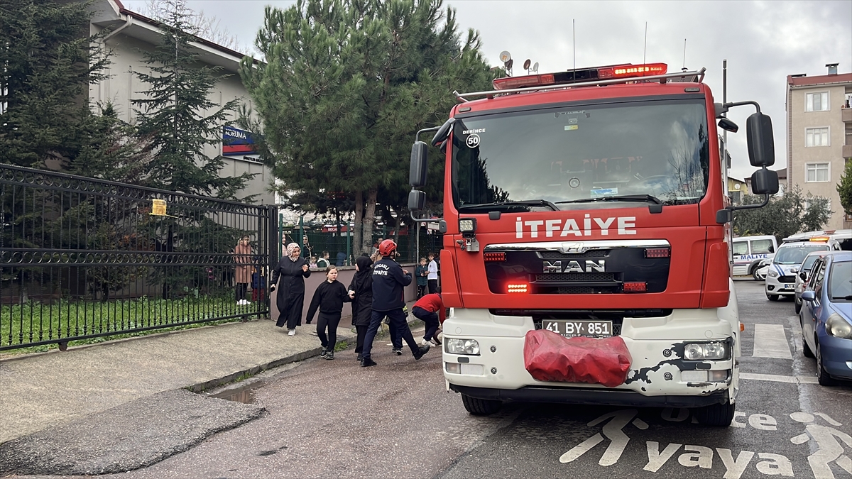 Kocaeli'de okulun deposunda çıkan yangın söndürüldü