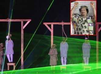 Kaddafi şerefine adam astılar
