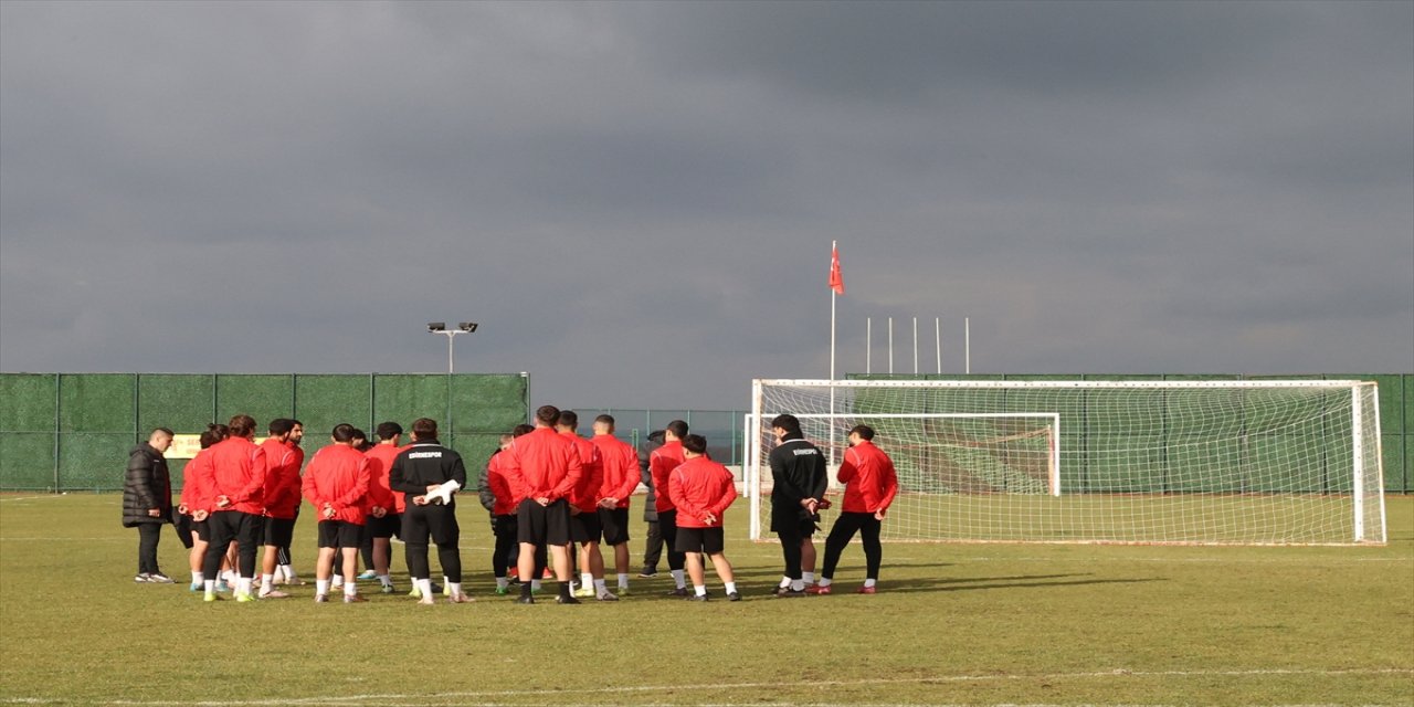 Edirnespor’da 17 futbolcuya verilen cezalar sonrası takım oyuncu sıkıntısı yaşıyor.