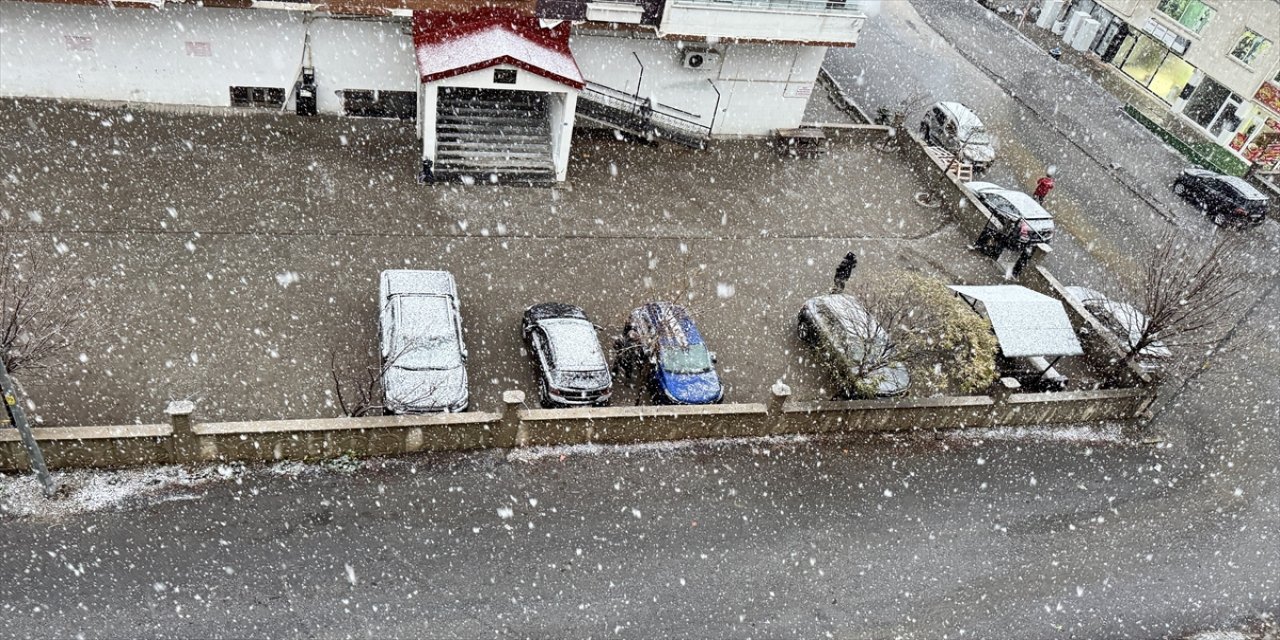 Van Başkale ve Bitlis’te kar yağışı etkili oldu, yüksek kesimler beyaza büründü ve ulaşımda aksama yaşandı