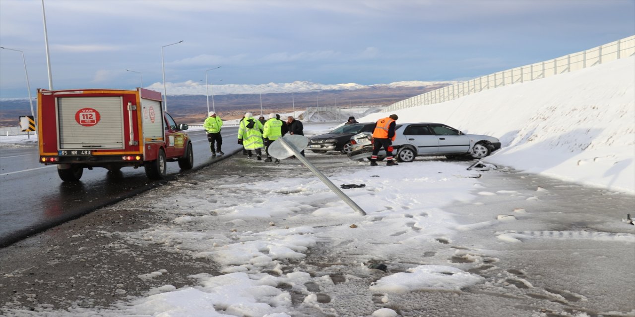 Van-Hakkari yolunda iki otomobil ve iki kamyonet çarpıştı: 5 yaralı