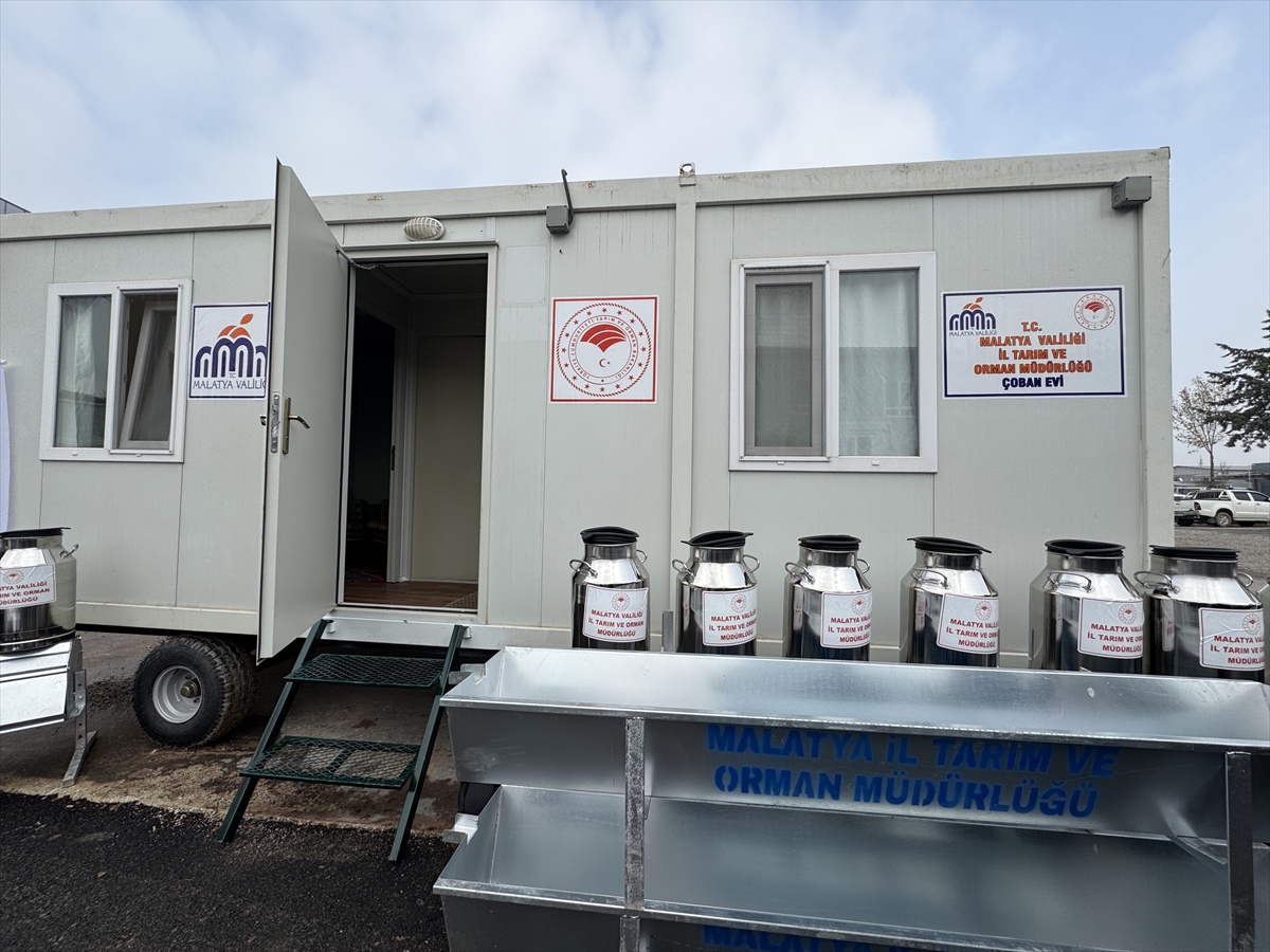 Malatya'da depremzedelerden boşalan konteynerler çobanlara ev oldu