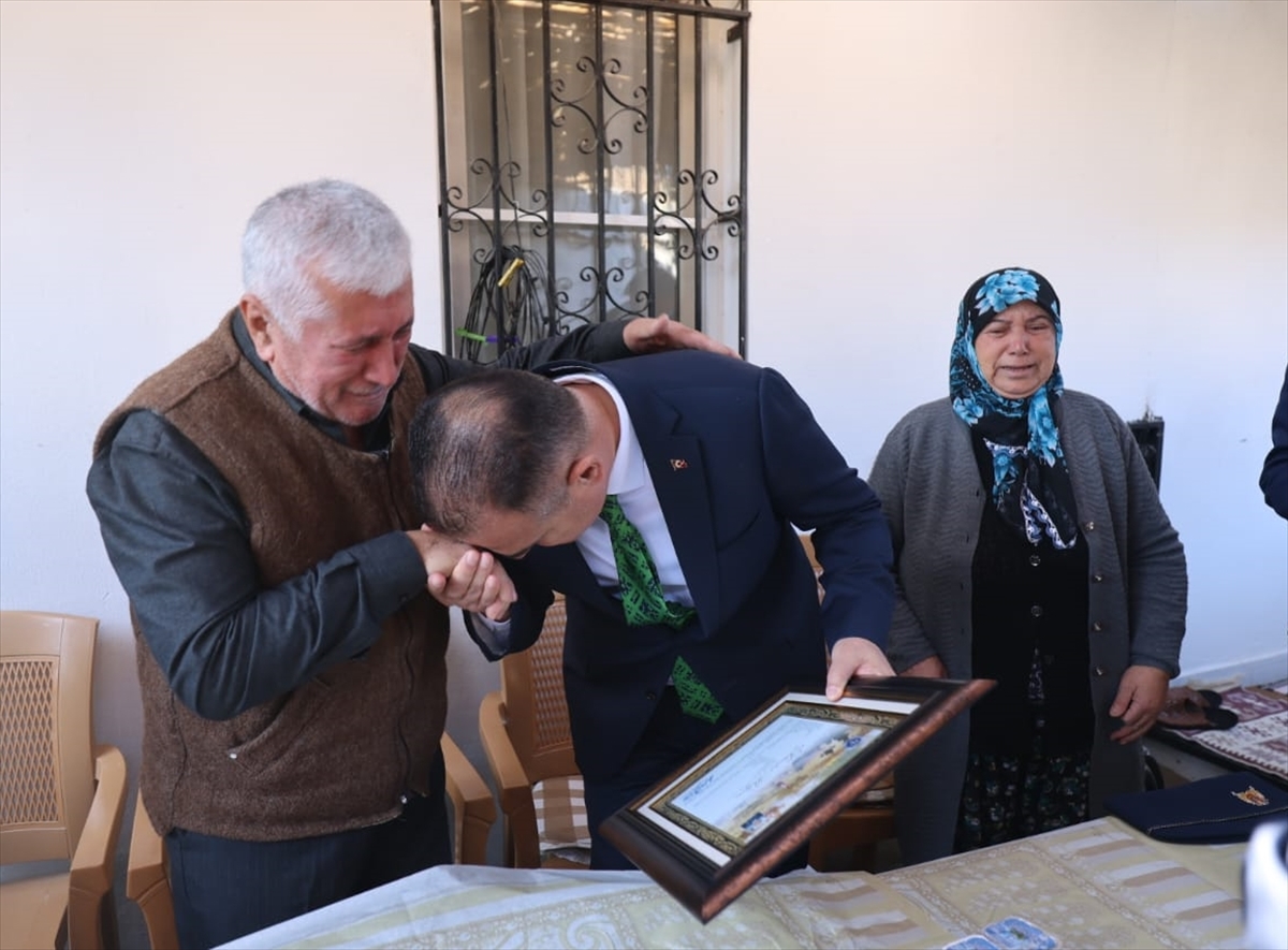 Şehit Astsubay Başçavuş Emrah Kuran'ın şehadet belgesi ailesine teslim edildi