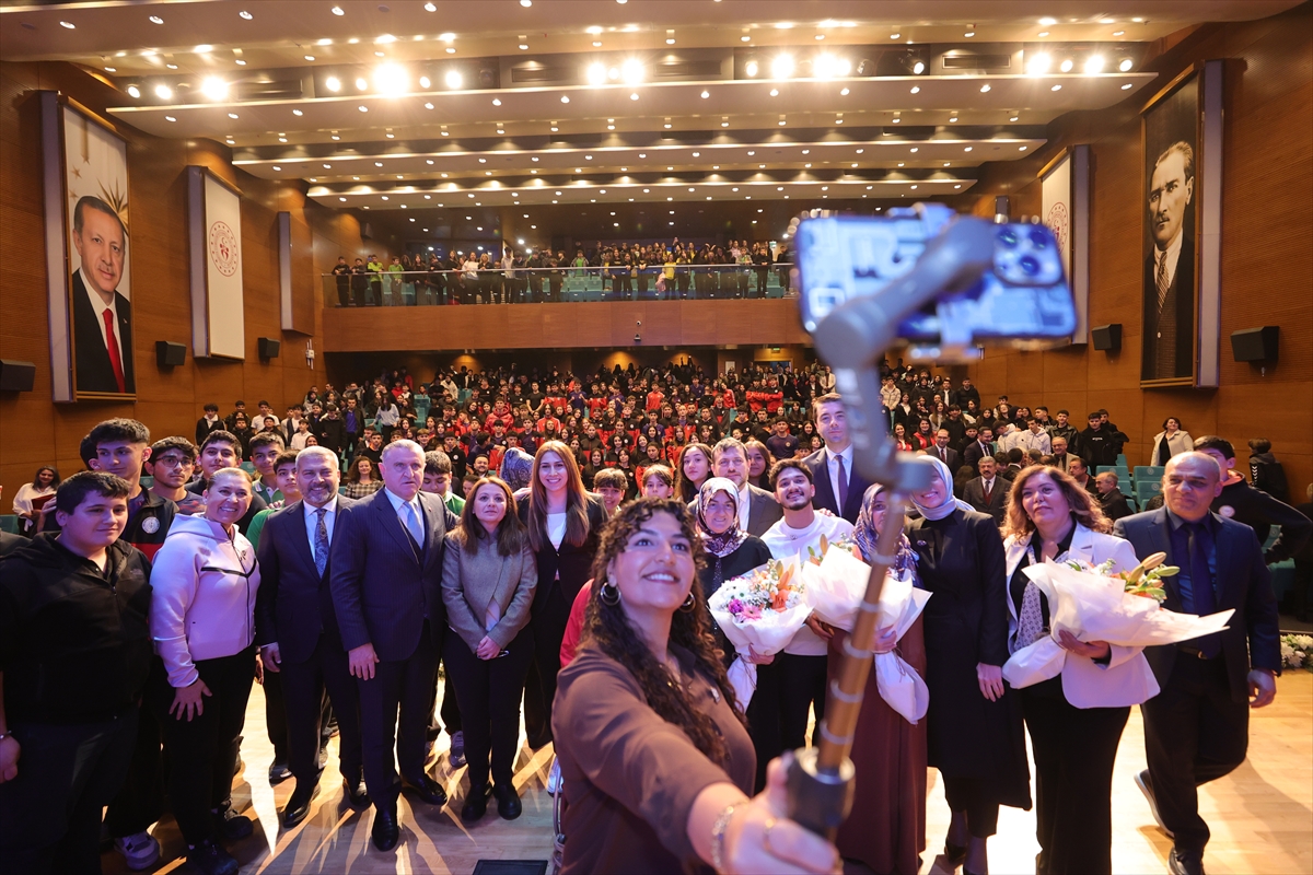 Bakan Bak, şampiyon sporcular ve anneleriyle buluştu