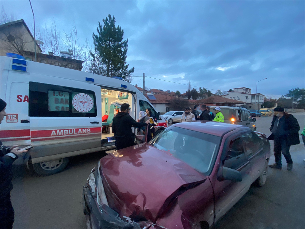 Sivas'ta hafif ticari araç ile otomobil çarpıştı, 3 kişi yaralandı