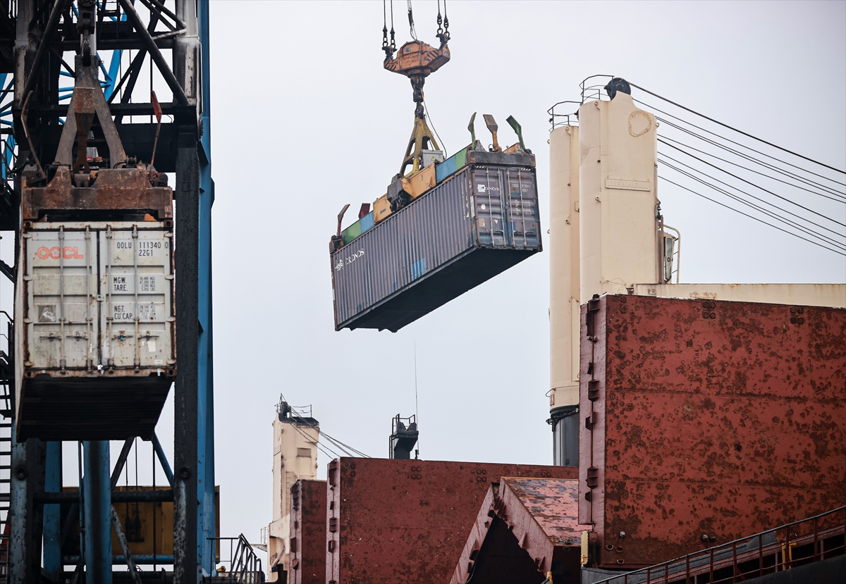 Sudan'a çadır ulaştıracak ikinci yardım gemisi Mersin'den yola çıktı