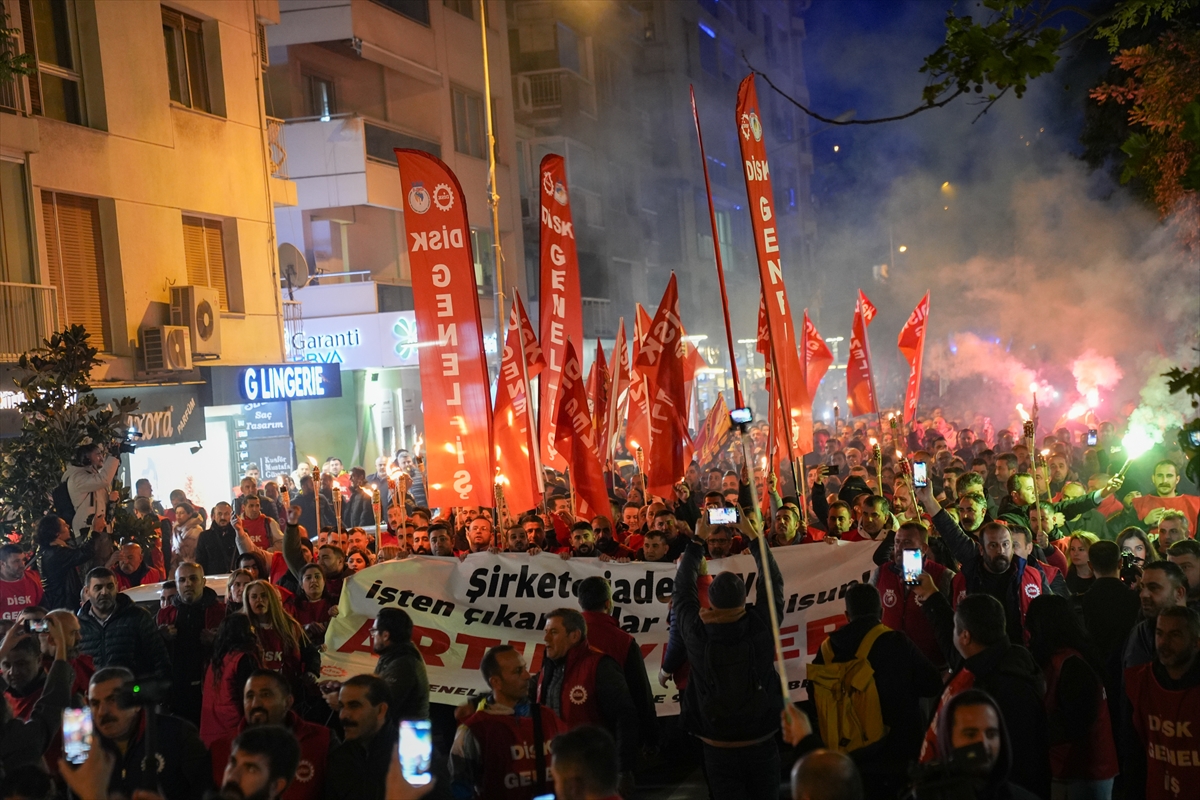 İzmir Büyükşehir Belediyesi işçileri meşaleli eylem yaptı