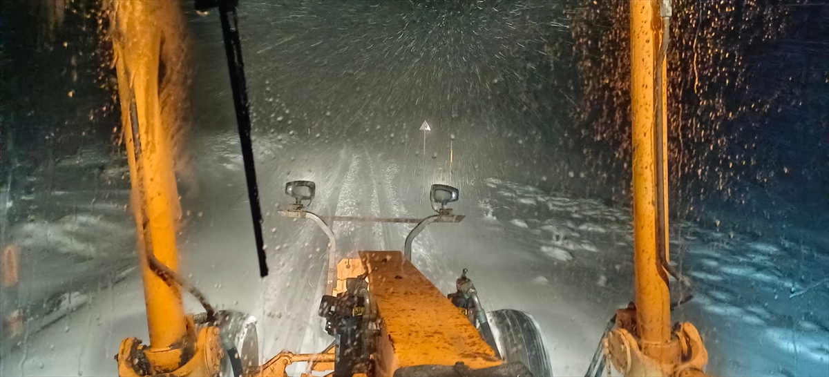 Muş'ta kar nedeniyle yolda mahsur kalanlar ekiplerce kurtarıldı