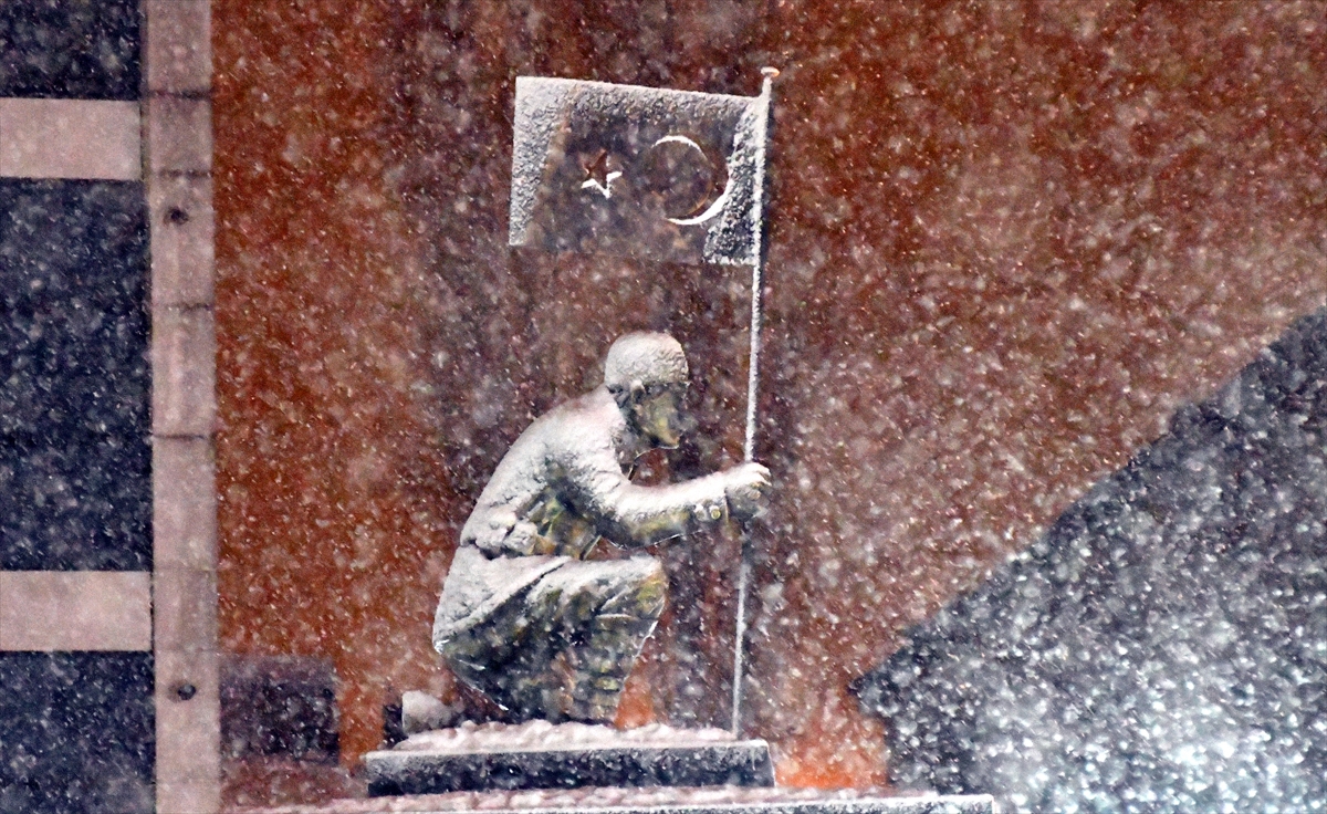 Kars'ta kar yağışı etkili oluyor