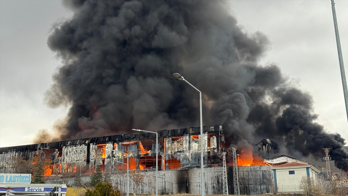 Kırıkkale OSB'de fabrikada çıkan yangına müdahale ediliyor